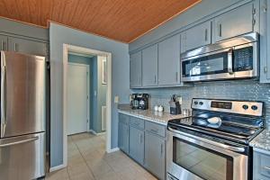 Foto dalla galleria di Pristine Lake Barkley Escape with Deck, Porch and Bar! a Dover