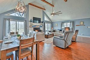 sala de estar con mesa y comedor en Pristine Lake Barkley Escape with Deck, Porch and Bar!, en Dover