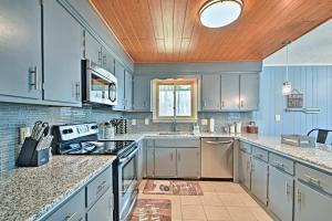 Foto dalla galleria di Pristine Lake Barkley Escape with Deck, Porch and Bar! a Dover