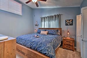 1 dormitorio con 1 cama y ventilador de techo en Pristine Lake Barkley Escape with Deck, Porch and Bar!, en Dover