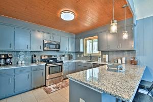 Foto dalla galleria di Pristine Lake Barkley Escape with Deck, Porch and Bar! a Dover