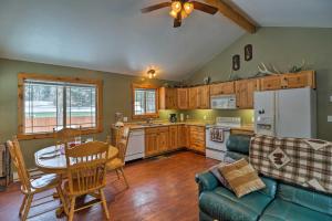 Η κουζίνα ή μικρή κουζίνα στο Hungry Horse Cabin Deck, Fire Pit, Near Glacier!