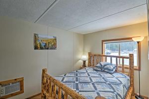 Ένα ή περισσότερα κρεβάτια σε δωμάτιο στο Columbia Falls Home about 22 Mi to Glacier Natl Park!