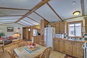 Η κουζίνα ή μικρή κουζίνα στο Columbia Falls Home about 22 Mi to Glacier Natl Park! +17 φωτογραφίες