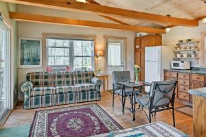 Kuchyň nebo kuchyňský kout v ubytování Screened Porch The Coop Robbinsville Cabin!