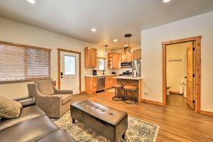 ソルドトナにあるSoldotna Fishing Cabin about Half-Mi to Kenai River!のソファとキッチンのあるリビングルーム