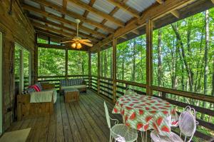 Fotografie z fotogalerie ubytování Screened Porch The Coop Robbinsville Cabin! v destinaci Robbinsville