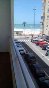 Il dispose d'un balcon avec vue sur un parking avec des voitures. dans l'établissement Azul Maritimo, à Cadix