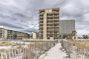 Galería fotográfica de Beachfront Gulf Shores Condo with Patio, Pool Access en Gulf Shores