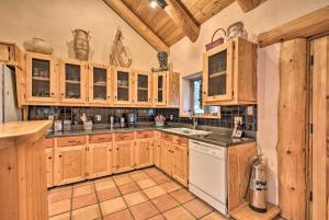 Gallery image of Eagle Nest Home with Hot Tub and Views - 5 Min to Lake in Eagle Nest +22 photos