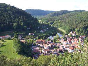 una vista aerea di un piccolo villaggio in montagna di Ferienwohnung am Pfaffenfels a Schönau