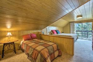 een slaapkamer met 2 bedden in een kamer bij 5-Acre Allenspark Cabin with Rocky Mntn Views and Pond in Allenspark
