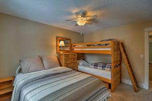 Un dormitorio con dos literas y un ventilador de techo. en Mtn-View Home with Deck Walk to Dtwn Frisco!, en Frisco