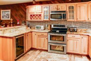 Gallery image of Lake Harmony Vacation Rental with Hot Tub and Views! in Lake Harmony +16 photos