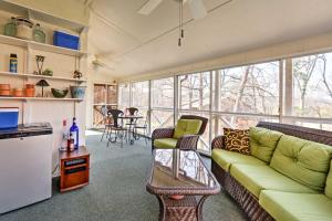 sala de estar con sofá verde y cocina en Lake Cumberland Resort Condo with Direct Lake Access, en Burnside