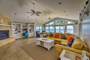 Ruang duduk di Bayfront Blounts Creek Home Private Beach and Dock!