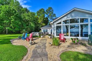Taman di luar Bayfront Blounts Creek Home Private Beach and Dock!