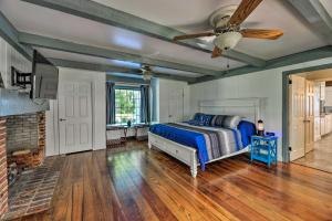 Katil atau katil-katil dalam bilik di Bayfront Blounts Creek Home Private Beach and Dock!