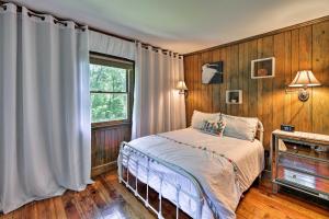 Katil atau katil-katil dalam bilik di Bayfront Blounts Creek Home Private Beach and Dock!
