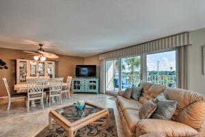 - un salon avec un canapé et une table dans l'établissement Indian Shores Condo with 2 Balconies and Pool Access!, à Clearwater Beach