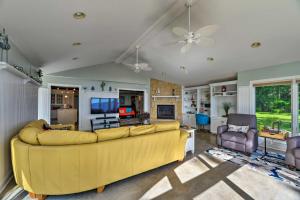 Televisyen dan/atau pusat hiburan di Bayfront Blounts Creek Home Private Beach and Dock!