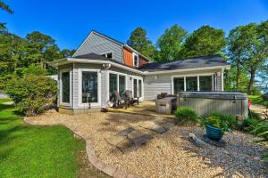 Taman di luar Bayfront Blounts Creek Home Private Beach and Dock!