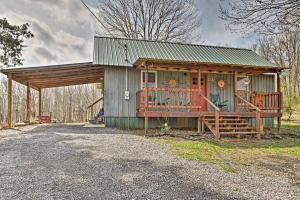 una casa con un gran porche y un camino de entrada en Remote Kentucky Cabin with Fire Pit and 2 Ponds en New Concord