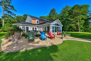 Taman di luar Bayfront Blounts Creek Home Private Beach and Dock!