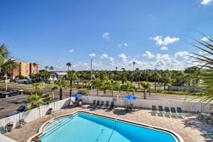 Foto da galeria de Indian Shores Condo with 2 Balconies and Pool Access! em Clearwater Beach