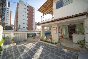 Casa de Maria Suítes في ريسيفي: اطلالة على ساحة منزل مع مباني