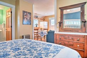 Historic Twisp Cottage - Mountain and River View! في Twisp: غرفة نوم بسرير وخزانة ومرآة