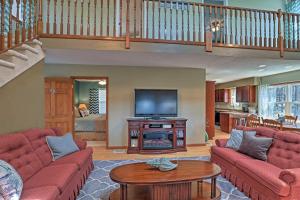 Μια τηλεόραση ή/και κέντρο ψυχαγωγίας στο Auburn Vacation Rental Home Near Owasco Lake!