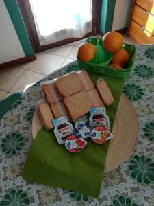 um prato de pão e fruta sobre uma mesa em Il Nido B&B em Villa dʼAllegno