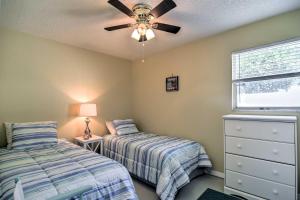 Postel nebo postele na pokoji v ubytování Largo Townhome Near Indian Rocks Beach!