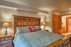 Tempat tidur dalam kamar di Cozy Driggs Condo with Hot Tub and Ski Shuttle Service