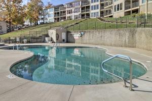 una piscina vacía en un complejo de apartamentos en Lake Ozark Condo with Pool and Fishing Docks!, en Lake Ozark