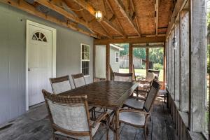 Afbeelding uit fotogalerij van Ooltewah Cabin with Grill, Pool Table and Porch! in Ooltewah