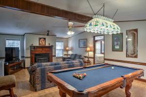 een woonkamer met een pooltafel bij Ooltewah Cabin with Grill, Pool Table and Porch! in Ooltewah