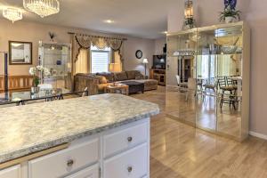 Dapur atau dapur kecil di Eagan Home with Porch - 5 Mi to Mall of America!