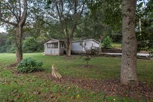 Un jardín fuera de Ooltewah Cabin with Grill, Pool Table and Porch!