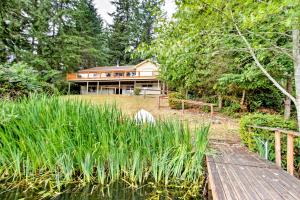 Gallery image of Anderson Island Retreat with Lakefront Deck and Canoe! in Johnson Landing
