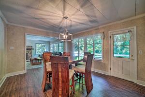 une salle à manger avec une table et des chaises dans l'établissement Riverfront Cottage in Redwoods with Decks and Beach!, à Ben Lomond 25 autres photos