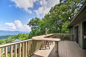 Een balkon of terras bij Cabin with Hot Tub and Mountain Views Less Than 5 Mi to Boone