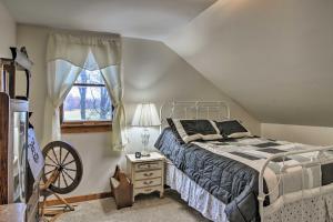 une chambre avec un lit et une fenêtre dans l'établissement Wilderness Retreat and Cross-Country Ski Center!, à Le Roy