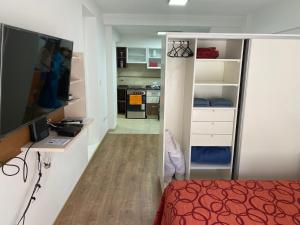 ブエノスアイレスにあるMIKA APART TEMPORARIO ITALIANOのベッドルーム1室(ベッド1台付)、キッチンが備わります。