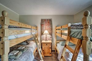 1 Schlafzimmer mit 2 Etagenbetten und einer Lampe in der Unterkunft Great Valley Home with On-Site Pond, 7 Mi to Skiing! in Great Valley