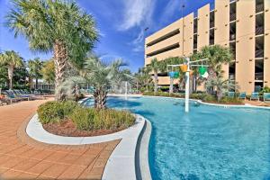 uma piscina com palmeiras em frente a um edifício em Spectacular Oceanfront Emerald Beach Resort Condo em Panama City Beach