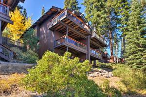 Photo de la galerie de l'établissement Lakefront Home with View 11 Mi to Palisades Tahoe!, à Tahoe City