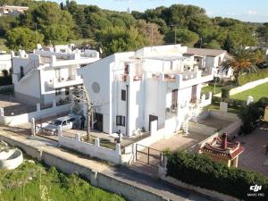 una vista aérea de una gran casa blanca en Villa Carlos Bambino, en Pulsano