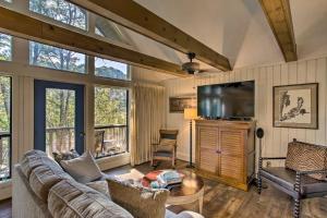 sala de estar con sofá y TV de pantalla plana en Keowee Keys Home with Mountains View and Lake Access!, en Salem
